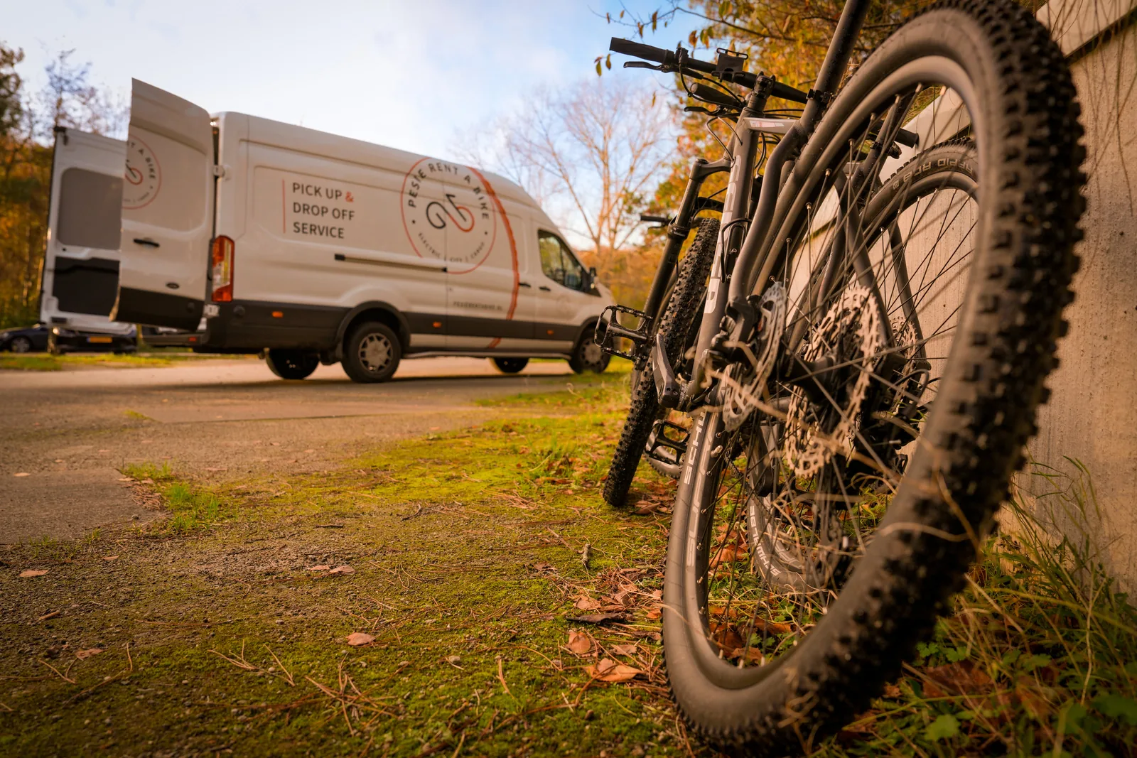 Mountainbike met de Pesie-bus voor ophalen en bezorgen op de achtergrond